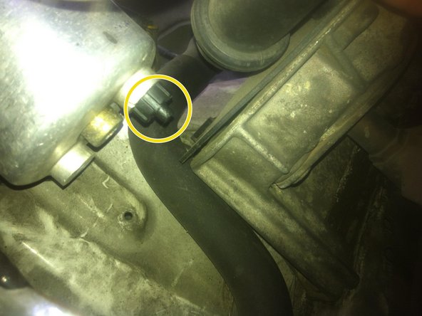 Munissez-vous d'un petit récipient pour récupérer le mélange d'eau et de gazole que vous allez évacuer puis placez-le sous le boîtier du filtre.