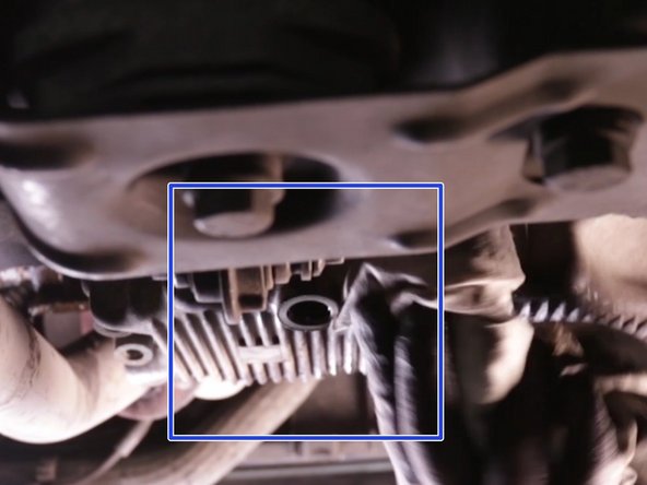 Nettoyer à l'aide d'un chiffon l'emplacement ou se trouve le bouchon du carter