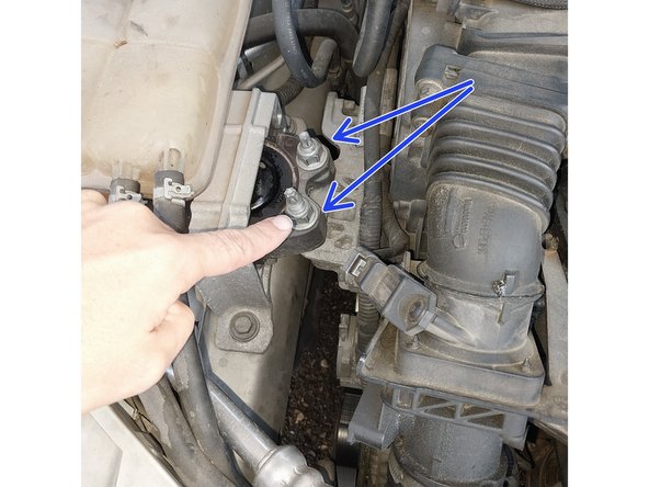 Repositionner les 2 écrous. Serrer au couple (55N.m) à l'aide d'un clé dynamométrique