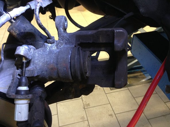 A l'aide d'un repousse piston, repousser le piston en tournant dans le sens horaire