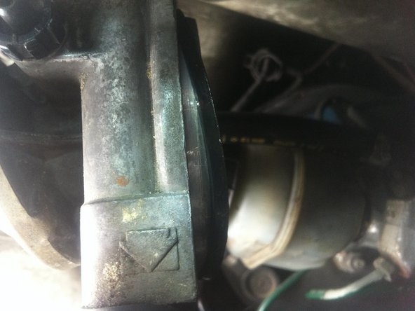 Avec un petit tournevis plat retirez l'ancien joint qui est resté dans son logement, nettoyez avec un chiffon sec puis mettez le neuf.