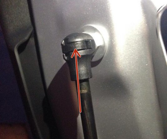 Glissez un tournevis plat sous le clips pour le soulever puis l'extraire.