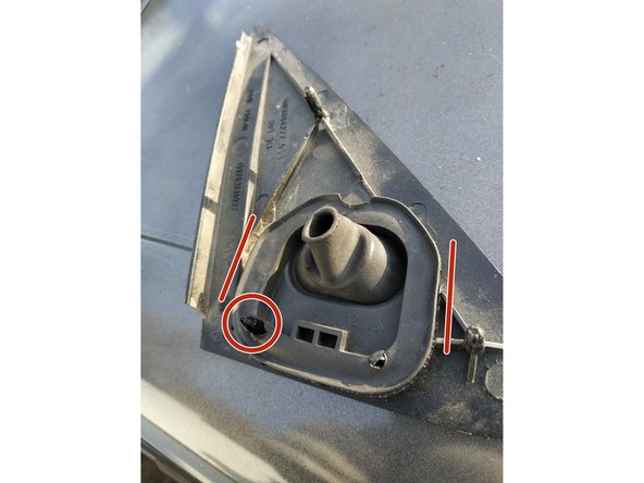 Le soufflet se plaque contre le cache intérieur du rétroviseur