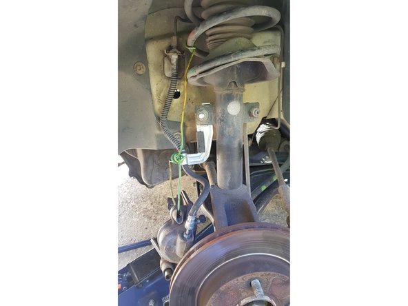 Nettoyez l'étrier à l'aide d'une brosse métallique.