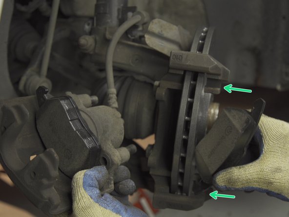 Placer la seconde plaquette sur la chape en plaçant la garniture de la plaquette face au disque