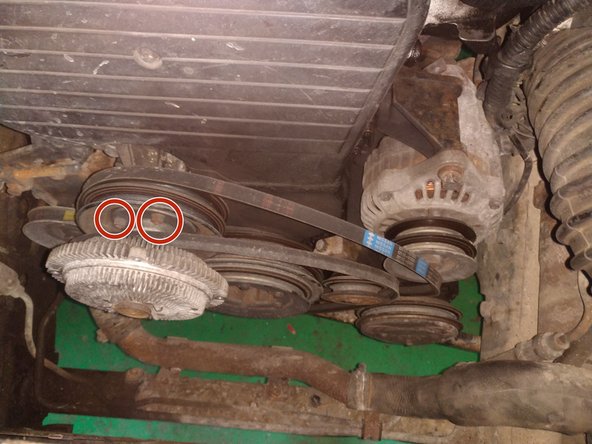 Dévisser les 4 écrous (2 visibles sur la photo) et déposer l'ensemble viscocoupleur + ventilateur