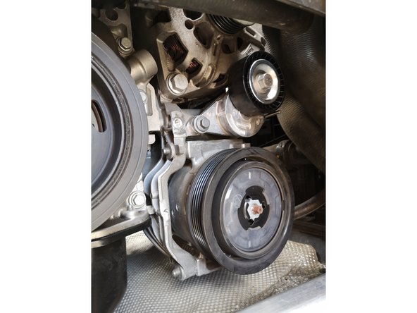 Monter les nouveaux galets tendeurs et enrouleur (attention ne pas retirer les piges maintenant).