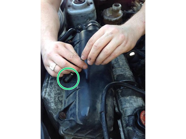 Vous aurez besoin d'un cliquet avec une rallonge ainsi qu'une douille de 10, la rallonge vous aidera pour les 4 vis du bas de la boite à air car ils sont difficilement accessible sans rallonge.