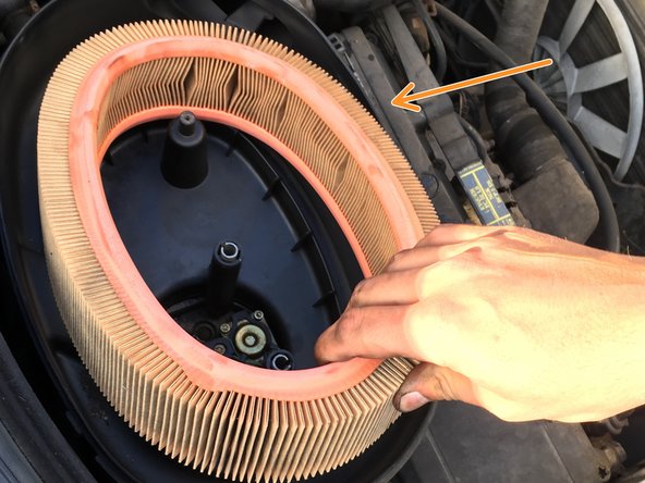 Enlevez l'ancien filtre en l'attrapant par le haut.