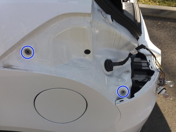 Replacer le feu arrière dans son emplacement.