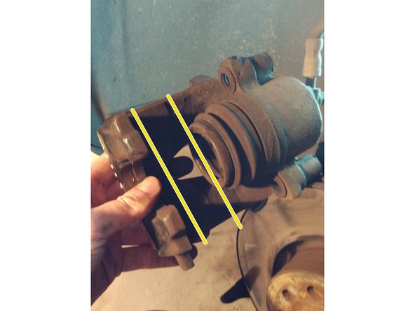 Retirer les plaquettes (traits). Une des deux plaquettes est clipsée dans le creux du pistion.