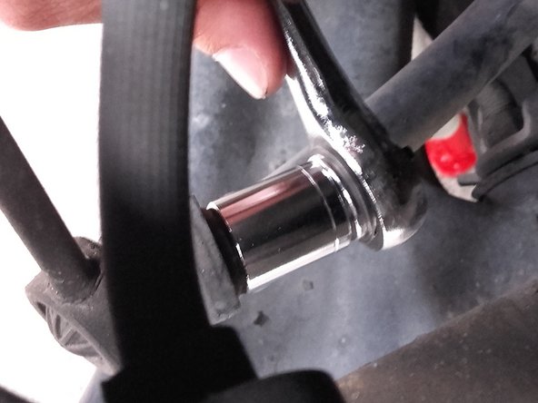 Pour l'écrou du haut il faut s'aider de la clé plate de 16 et d'une clé allen (ou de la clé à cliquet et d'un embout à tête hexagonal) afin de bloquer le pas de vis et ainsi pouvoir extraire l'écrou. (photo 3)