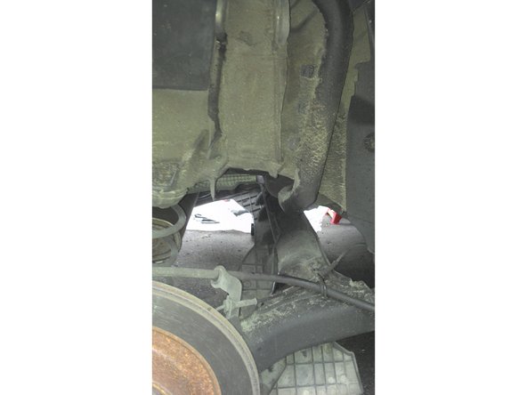 Les vis retirées, vous pouvez maintenant retirer l'amortisseur. Si vous n'arrivez pas il faudra juste descendre le cric (mis en dessous de la coupelle).