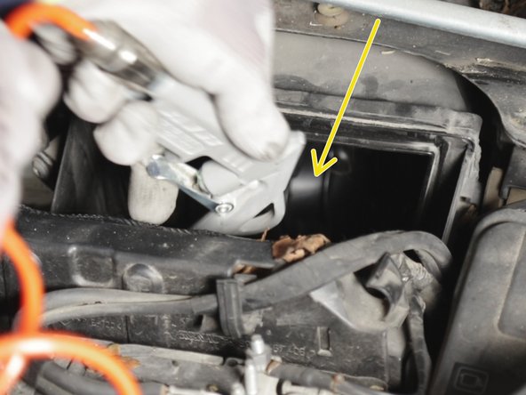 Nettoyer la boite à air avec une soufflette afin de retirer toutes les impuretés présentes à l’intérieur