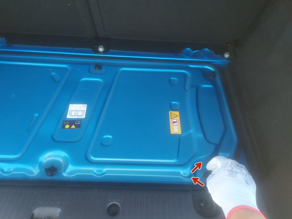 mettre en place la tôle pare-chaleur et visser ses 6 vis de maintien