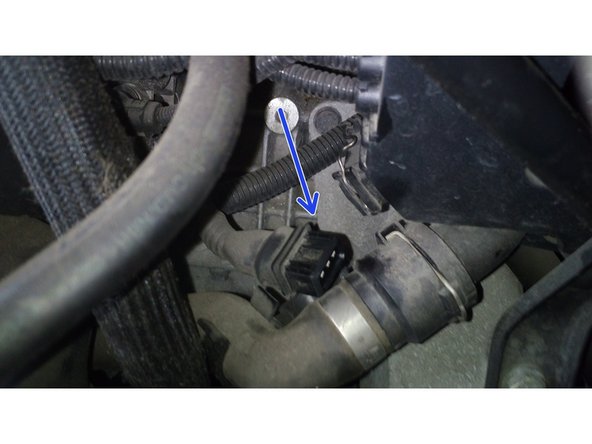 Débrancher les câbles reliés au faisceau électrique