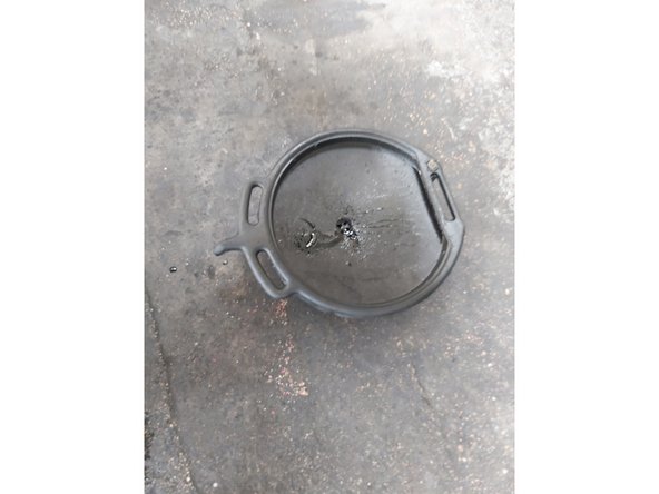 Dévisser le bouchon de vidange à l'aide d'une clé pour vidange et placer le bac à vidange au sol et laisser couler pour vidanger le carter d'huile