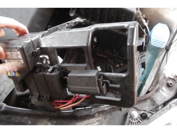 Vous devez donc le dégager autant que possible, pour retirer la batterie. Faîtes vous aider par quelqu'un, çà vous facilitera la tâche !