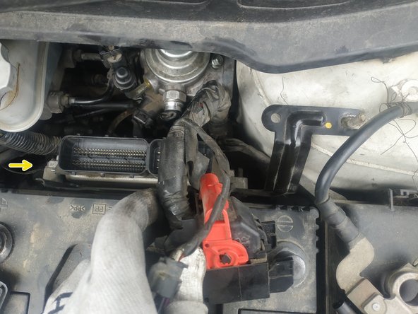 Veiller à bien la positionner en butée dans les ergots du bas.