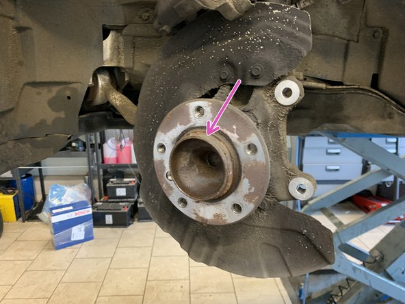 Nettoyer la porté du moyeu à l'aide de papier a poncer ou d'une brosse métallique