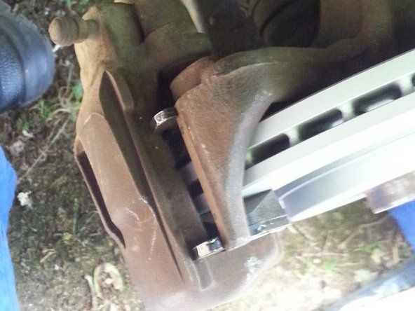 Reposer les 2 goupilles et serrer avec la clé allen de 7mm puis remettre les 2 caches en plastique