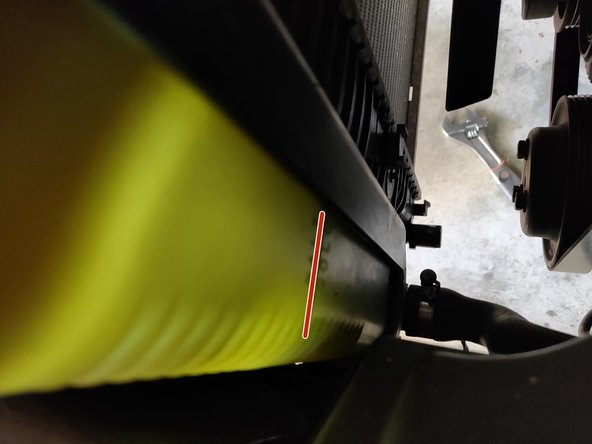 Le niveau doit se faire à plat et à froid, il doit être au niveau de la marque sur le vase d'expansion