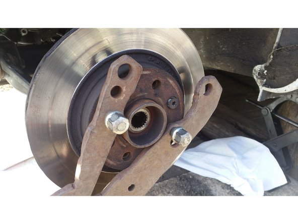 Pour cela il vous faudra une clé de 30, et trouver un outils (ou le fabriquer) qui vous permettra d'immobiliser le moyeu pour que vous puissez dévisser l'écrou. Attention à ce que l'écrou ne force pas sur la transmission lorsque  vous essayez de le dévisser !