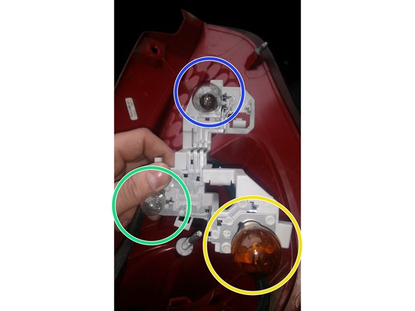 Pour changer l'ampoule W16W du feux de recul, il suffit de la tirer vers soi.