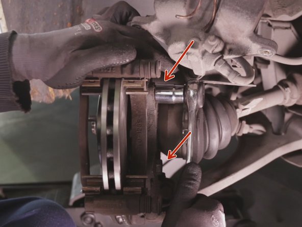 Replacer  les deux vis et bloquer à l'aide d'un cliquet et d'une douille de 18