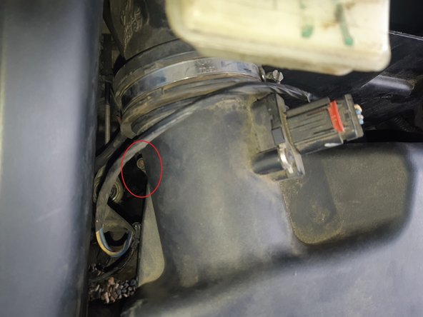 Nous allons maintenant démonter la boite de filtre à air. Pour cela, commencez par dévisser les 6 cruciformes situées sur le dessus la boite. Inutile de les sortir complètement, elles peuvent rester sur le couvercle.