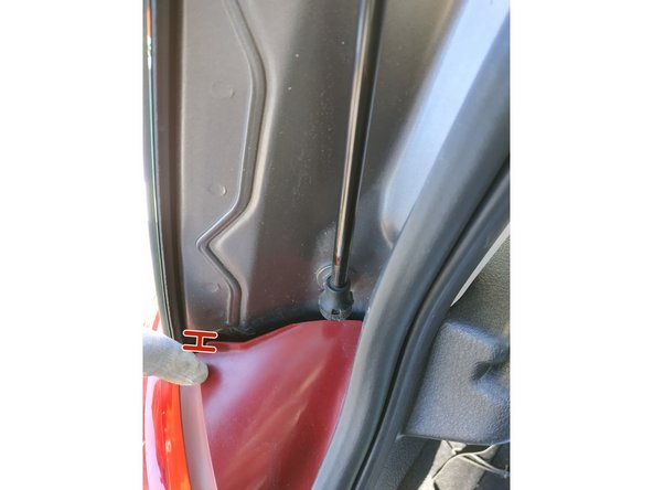 la partie haute du feu ne doit pas plaquer contre la carrosserie ; il y a un petit espace, c'est normal