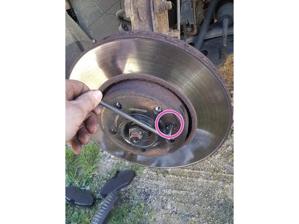 Dévisser la vis torx ( t40 ) et retirer le disque en tirant dessus