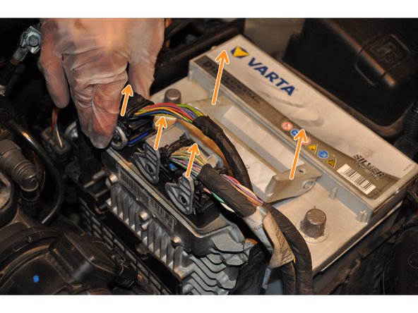 Débrancher les trois connecteurs du calculateur et sortir la batterie de son logement par la poignée.