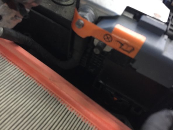 Débrancher la cosse a l'aide de la clé à pipe de 13