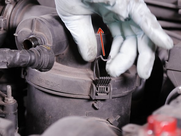 Dé-clipser les deux attaches du couvercle de la boite à air