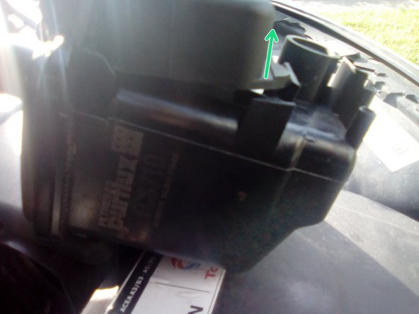 Démontage du réchauffeur de gasoil en le déclipsant flèche verte ensuite le tirer ver soit comme sur la photo 2 flèche orange.