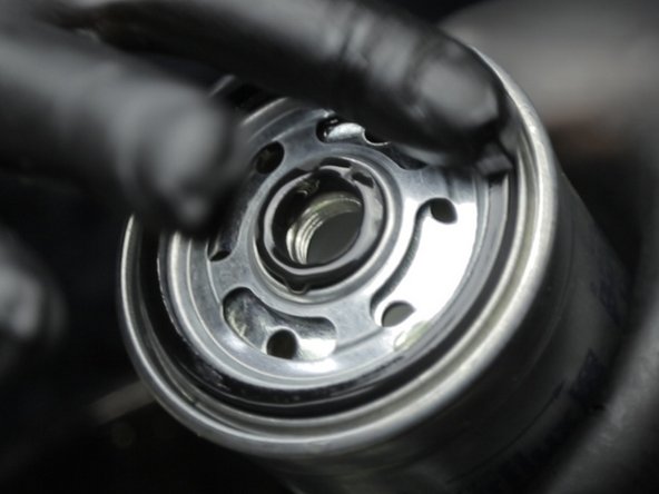 Appliquer de l'huile sur les deux joints présents sur le haut du nouveau filtre