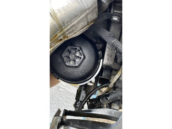 Je dépose le filtre à huile et le place dans le bac de récupération.