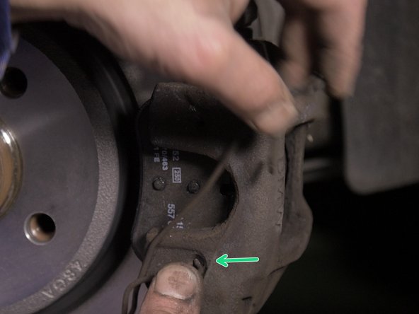 Placer le ressort sur l'étrier en commençant par le bas, puis le haut