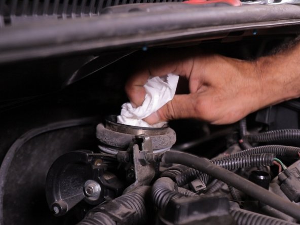 Nettoyez à l'aide d'un chiffon les deux parties du tuyau d'admission d'air