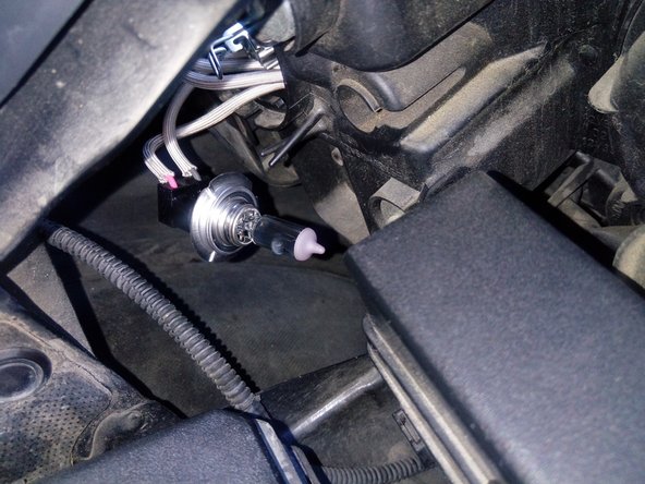 Sous le cache noir rond se trouve également l'accès aux ampoules des feux de route, si c'est ceux-là que vous avez besoin de changer.