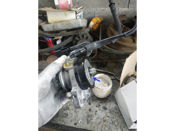 finir de dévisser à la main et sortir le filtre