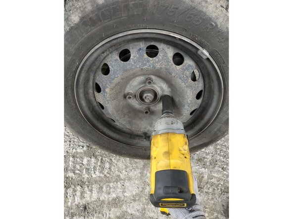 Des cales en bois peuvent parfaitement faire l'affaire, l'important étant que la voiture soit bien sécurisée.