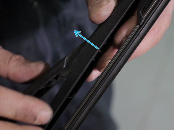 Clipser le bras et le balai ensemble