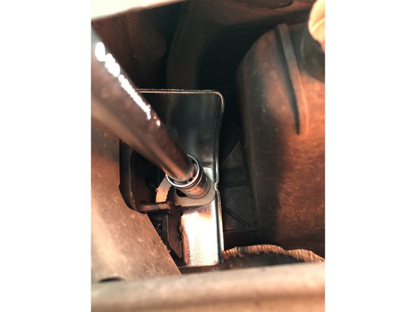 On serre d'abord le boulon du haut puis les 2 coté silencieux. La pause du nouveau silent bloc est terminée.