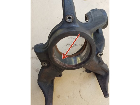 Nettoyez la portée du roulement avec un chiffon ou du papier absorbant.