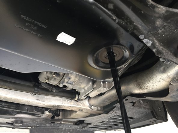 A l'aide de la clé plate de 21 dévisser le bouchon de vidange