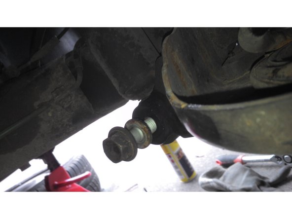 Soulevez la coupelle du ressort à l'aide du cric (3cm environ) et commencer à dévisser en haut et en bas (clé à cliquet douille de 18). Retirez la vis en haut puis en bas.