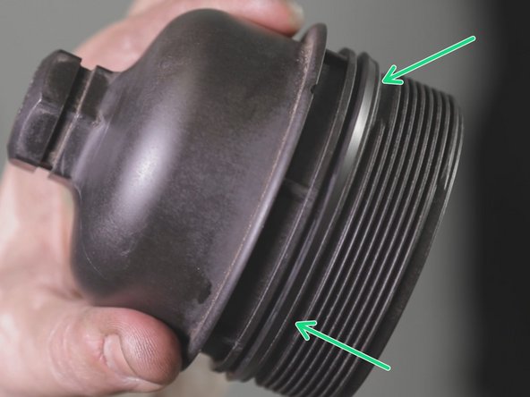 Lubrifier avec un peu d'huile le joint du filtre à huile.