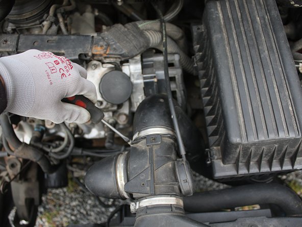 Desserrer les deux colliers de serrage à l'aide d'un tournevis plat.
